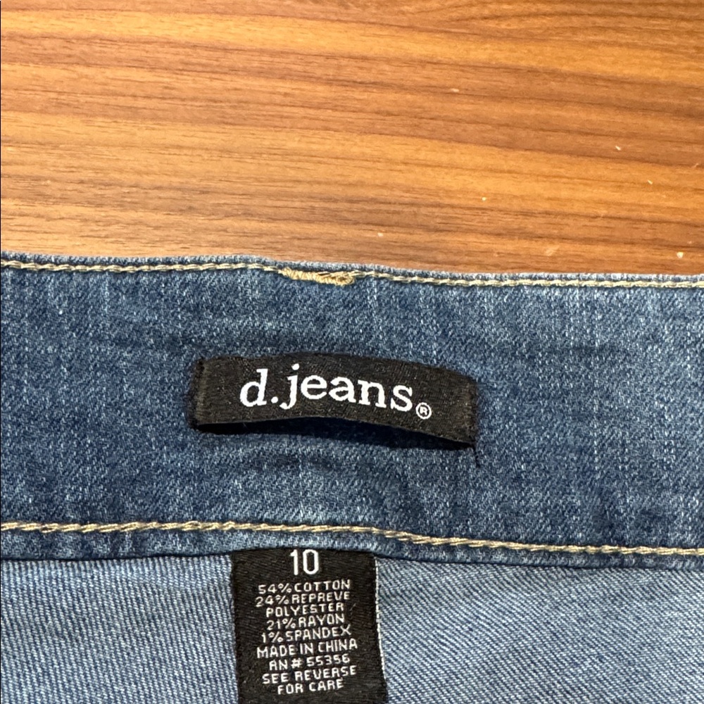 D. Jeans Bermuda shorts - Picture 3 of 4